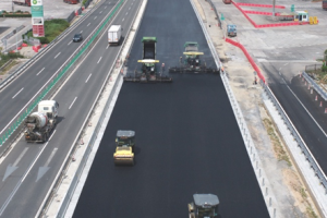 为什么高速公路是铺沥青路面,而不是水泥路面?两者对比优缺点