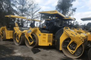 宝马格双杠压路机